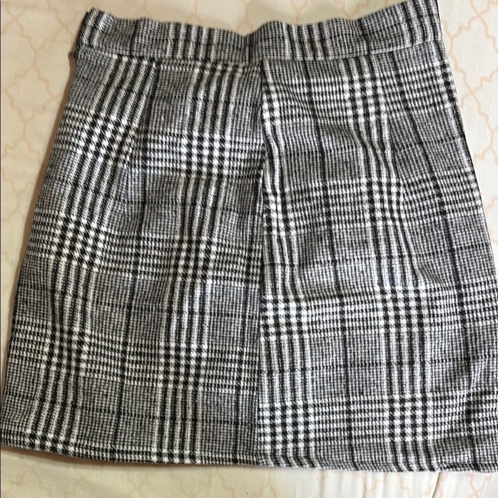 Black and White Mini Pencil Skirt with Pleats